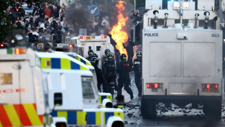 ciclul-violentei-din-marea-britanie:-atacuri-motivate-de-ura,-agitatie-de-extrema-dreapta-si-revolte