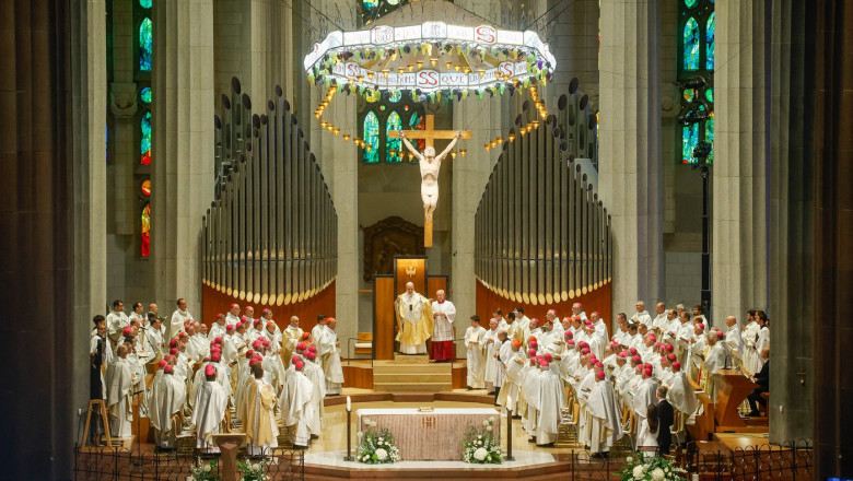 incidente-la-bazilica-sagrada-familia,-in-timpul-ceremoniei-la-care-participa-papa-leon.-600-de-oameni-au-fost-evacuati incidente-la-bazilica-sagrada-familia,-in-timpul-ceremoniei-la-care-participa-papa-leon.-600-de-oameni-au-fost-evacuati