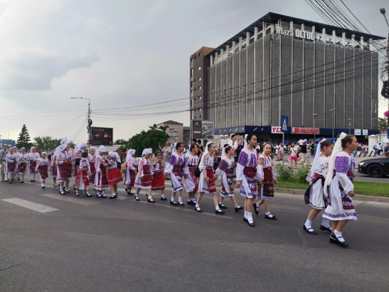 ploaia-a-stricat-un-important-eveniment-la-slatina.-„calusul-romanesc”,-cel-mai-mare-concurs-de-dans-pentru-copii