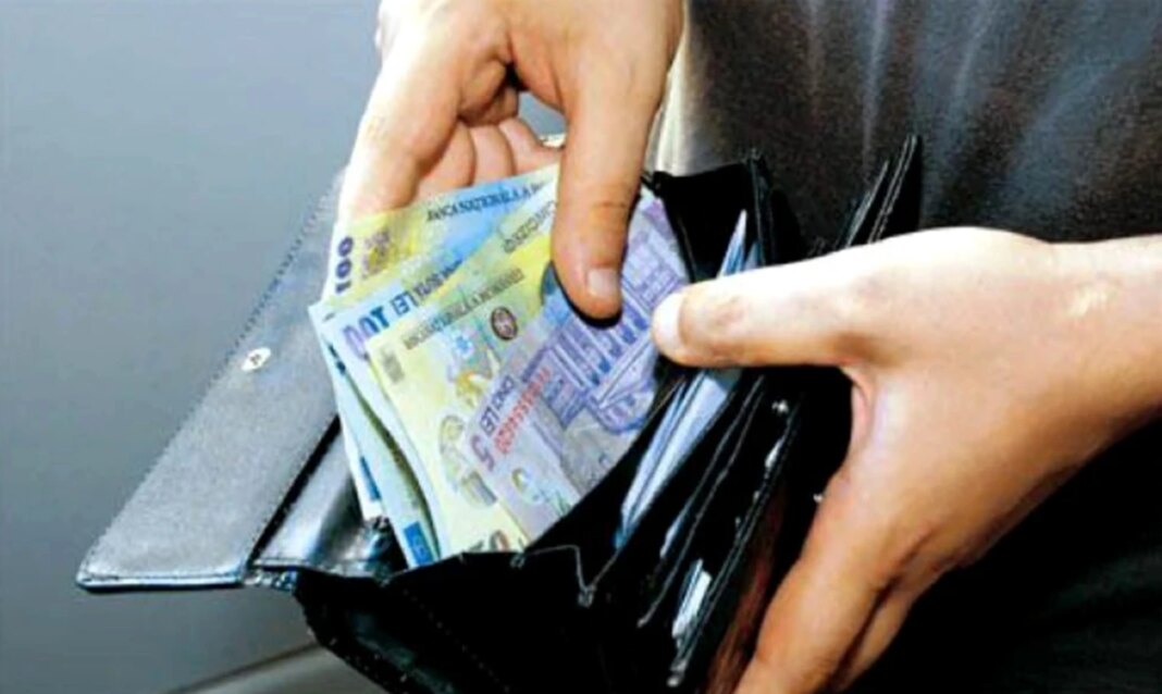 salariul-mediu-net-a-scazut-cu-1,6%-in-aprilie.-in-ce-domenii-s-au-inregistrat-cresteri-de-peste-40% salariul-mediu-net-a-scazut-cu-1,6%-in-aprilie.-in-ce-domenii-s-au-inregistrat-cresteri-de-peste-40%