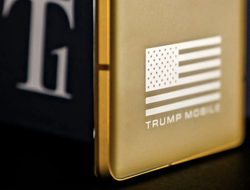 telefonul-lansat-de-trump,-prezentat-ca-fiind-produs-in-intregime-in-sua,-este-clona-unui-model-chinezesc.-exista-doar-doua-diferente telefonul-lansat-de-trump,-prezentat-ca-fiind-produs-in-intregime-in-sua,-este-clona-unui-model-chinezesc.-exista-doar-doua-diferente
