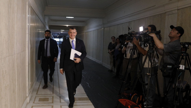 lista-cu-numele-pe-care-eugen-tomac-le-propune-pentru-a-forma-guvernul.-premierul-desemnat-a-trimis-o-partidelor-politice