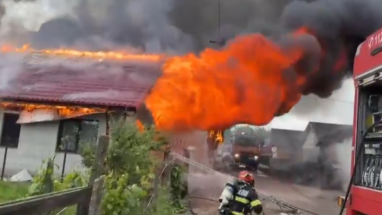 incendiu-de-proportii-in-judetul-buzau.-doua-case-cuprinse-de-flacari-in-sahateni,-pompierii-intervin-cu-mai-multe-autospeciale incendiu-de-proportii-in-judetul-buzau.-doua-case-cuprinse-de-flacari-in-sahateni,-pompierii-intervin-cu-mai-multe-autospeciale