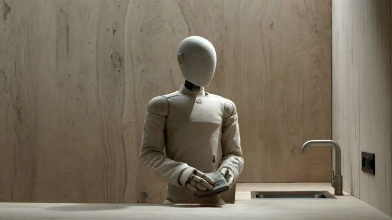 o-companie-a-prezentat-un-robot-umanoid-care-spala-vase.-ulterior-s-a-aflat-ca-era-un-om-mascat