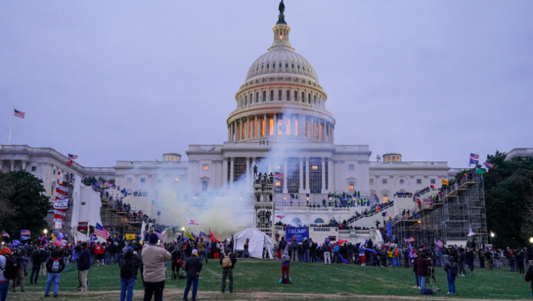 participantii-la-asaltul-capitoliului-sua-ar-putea-cere-despagubiri-de-la-statul-american.-noua-strategie-a-aliatilor-lui-donald-trump
