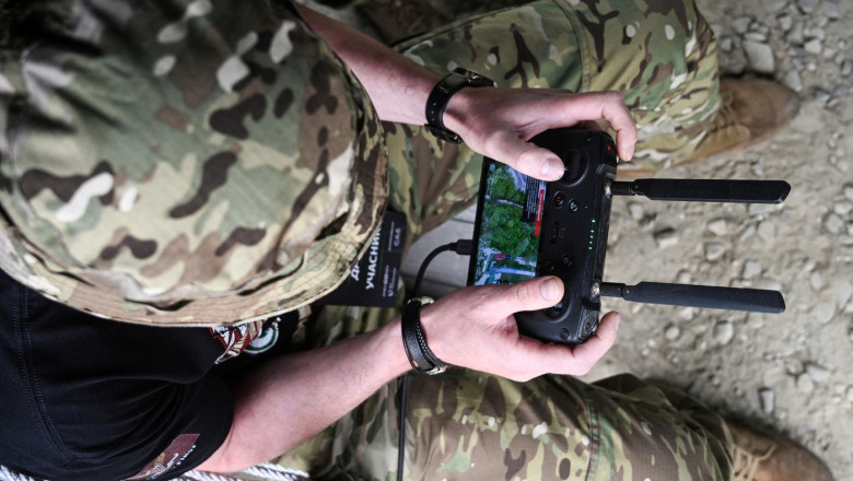 motivul-pentru-care-ucraina-isi-transforma-dronele-de-atac-in-„serviciu-de-curierat”.-misiunile-fara-roboti-devin-„imposibile” motivul-pentru-care-ucraina-isi-transforma-dronele-de-atac-in-„serviciu-de-curierat”.-misiunile-fara-roboti-devin-„imposibile”