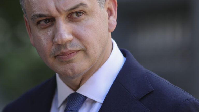 premierul-desemnat-eugen-tomac-a-terminat-programul-de-guvernare.-ce-masuri-prevede-pentru-economie,-educatie,-protectie-sociala