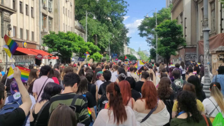 cateva-zeci-de-mii-de-oameni-participa-la-marsul-lgbt-din-bucuresti.-contramanifestatia-„marsul-normalitatii”,-condusa-de-diana-sosoaca