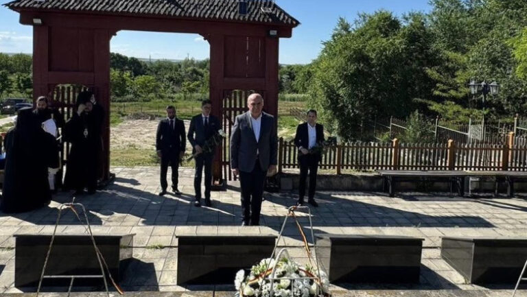 ilie-bolojan-a-depus-o-coroana-la-manastirea-eroilor-romani-de-la-tiganca,-republica-moldova,-in-memoria-soldatilor-morti-in-1941