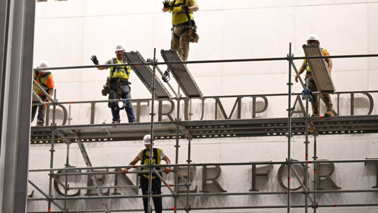 numele-lui-donald-trump-a-fost-indepartat-de-pe-cladirea-kennedy-center,-la-doar-sase-luni-de-la-montare