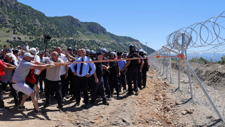 protestatarii-albanezi-au-smuls-gardurile-santierului-unde-familia-trump-urmeaza-sa-construiasca-un-resort-turistic-de-lux protestatarii-albanezi-au-smuls-gardurile-santierului-unde-familia-trump-urmeaza-sa-construiasca-un-resort-turistic-de-lux