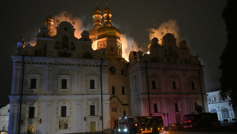 val-de-atacuri-cu-rachete-si-drone-in-ucraina:-noua-persoane-au-murit,-iar-catedrala-unei-manastiri-a-fost-avariata