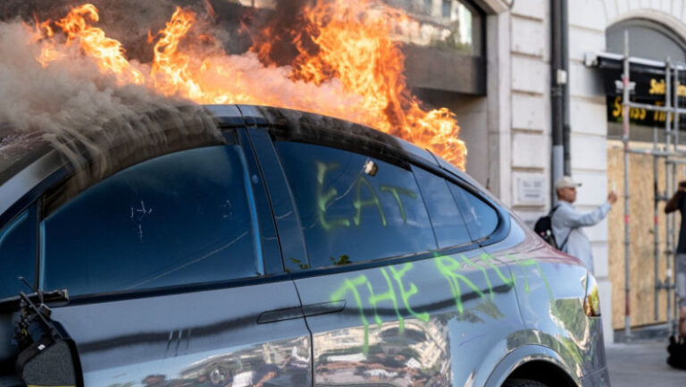 proteste-violente-la-geneva-inainte-de-summitul-g7:-o-tesla-incendiata,-un-sediu-onu-spart.-politistii-au-folosit-gaze-lacrimogene