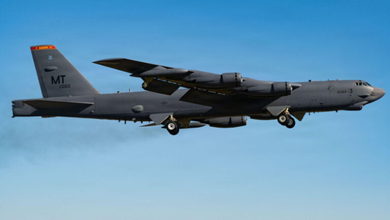 un-bombardier-b-52-stratofortress-apartinand-fortelor-aeriene-americane-s-a-prabusit-dupa-decolare-in-california