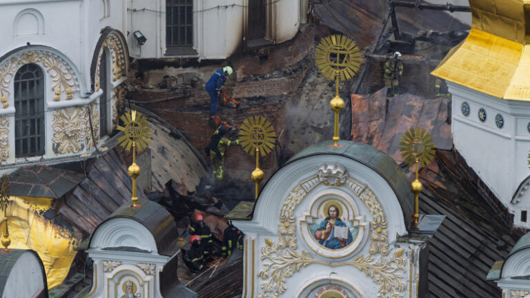 rusia-neaga-ca-a-tintit-lavra-pecerska-din-kiev-si-sustine-ca-manastirea-a-fost-lovita-de-o-racheta-patriot-posibil-expirata