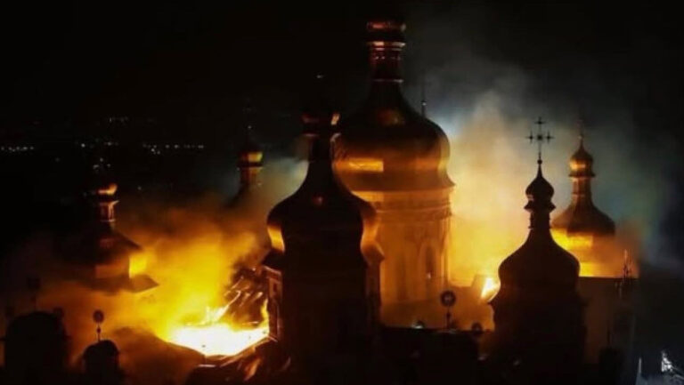 „regimul-ucigas-de-la-kremlin”.-patriarhia-romana,-maia-sandu-si-macron,-mesaje-dupa-ce-armata-lui-putin-a-bombardat-lavra-pecerska