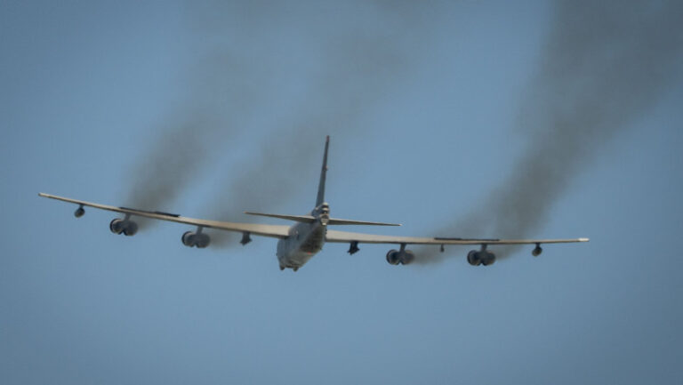 opt-morti-in-urma-prabusirii-unui-bombardier-b-52-al-sua,-in-sudul-californiei