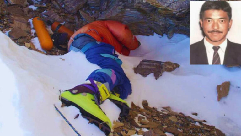 „green-boots”-ar-putea-ajunge-acasa.-plan-pentru-recuperarea-celei-mai-macabre-„borne”-de-pe-everest:-un-alpinist-mort-acum-30-de-ani