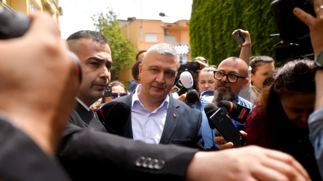 scandalul-dna-militar-vs-gheorghita-vlad:-procurorii-au-ridicat-telefoanele-sefului-armatei-prin-ordonanta-de-ridicare-silita-si-ordonanta-de-perchezitie-corporala-politistii-au-controlat-corporal-si-ofiterul-lui-gheorghita-ca-sa-obtina-telefoanele.-ce-a scandalul-dna-militar-vs-gheorghita-vlad:-procurorii-au-ridicat-telefoanele-sefului-armatei-prin-ordonanta-de-ridicare-silita-si-ordonanta-de-perchezitie-corporala-politistii-au-controlat-corporal-si-ofiterul-lui-gheorghita-ca-sa-obtina-telefoanele.-ce-a