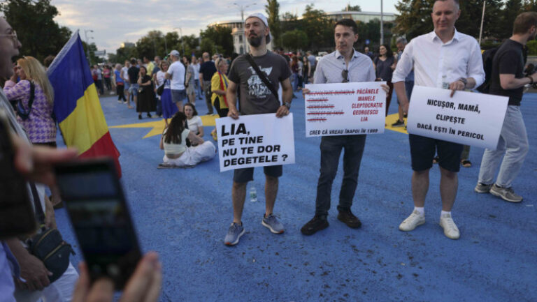 protest-in-piata-victoriei:-„romania-e-sub-asediu”.-manifestantii-au-scandat-impotriva-presedintelui-nicusor-dan