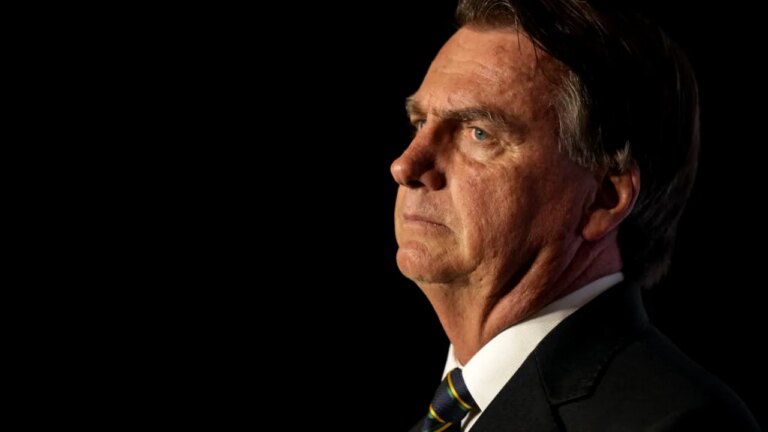 politia-il-va-interoga-pe-fostul-presedinte-brazilian-jair-bolsonaro-despre-detinerea-unui-pistol-in-timpul-arestului-la-domiciliu