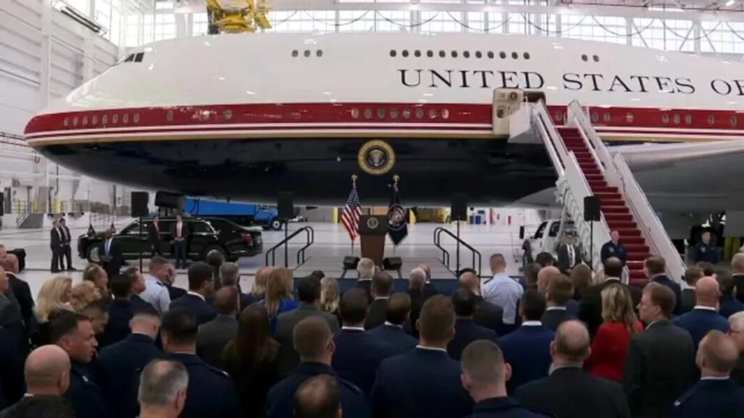 „cel-mai-luxos-avion-din-lume”.-trump-a-prezentat-noul-air-force-one,-un-boeing-747,-primit-cadou-de-la-qatar „cel-mai-luxos-avion-din-lume”.-trump-a-prezentat-noul-air-force-one,-un-boeing-747,-primit-cadou-de-la-qatar