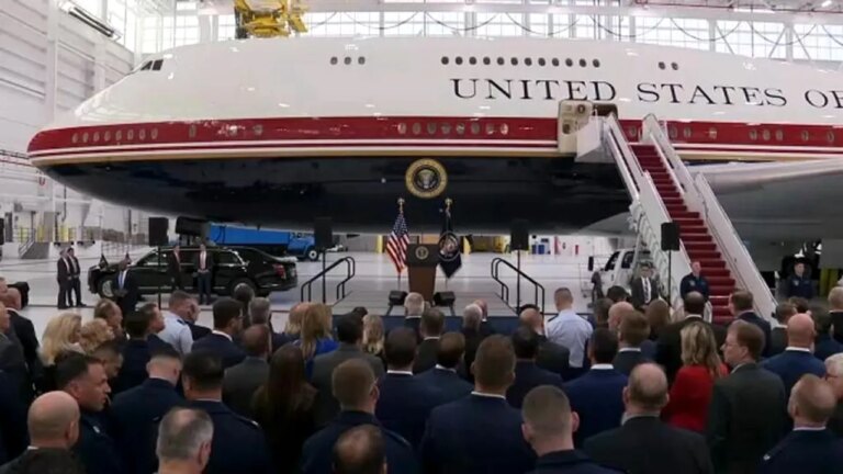 „cel-mai-luxos-avion-din-lume”.-trump-a-prezentat-noul-air-force-one,-un-boeing-747,-primit-cadou-de-la-qatar