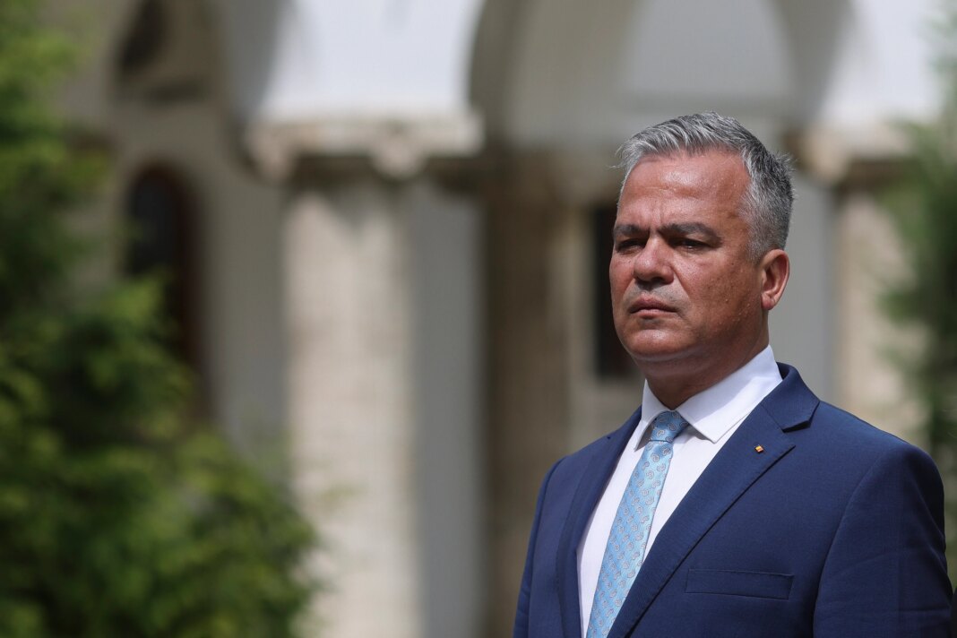 invazia-„buha-gamma”-in-bucuresti.-cand-va-scapa-capitala-de-fluturii-care-au-ocupat-blocurile-si-spatiile-verzi