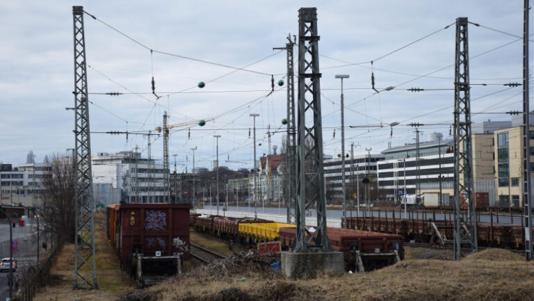 doua-vagoane-ale-unui-tren-de-marfa-au-cazut-de-pe-un-pod-in-munchen.-o-persoana-a-fost-grav-ranita