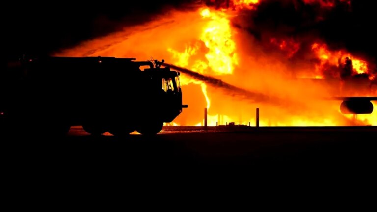 los-angeles,-in-stare-de-urgenta-in-urma-unui-incendiu-intr-un-depozit
