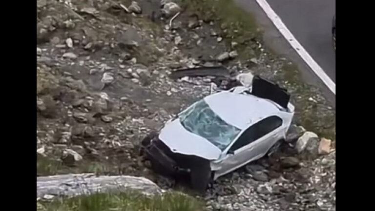 momentul-in-care-o-masina-parcata-pe-transfagarasan,-dar-care-nu-a-fost-asigurata,-cade-in-gol