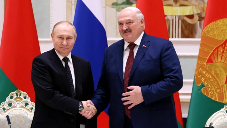 kremlin:-putin-si-lukasenko-vor-discuta-ultimatumul-transmis-de-zelenski-bielorusiei