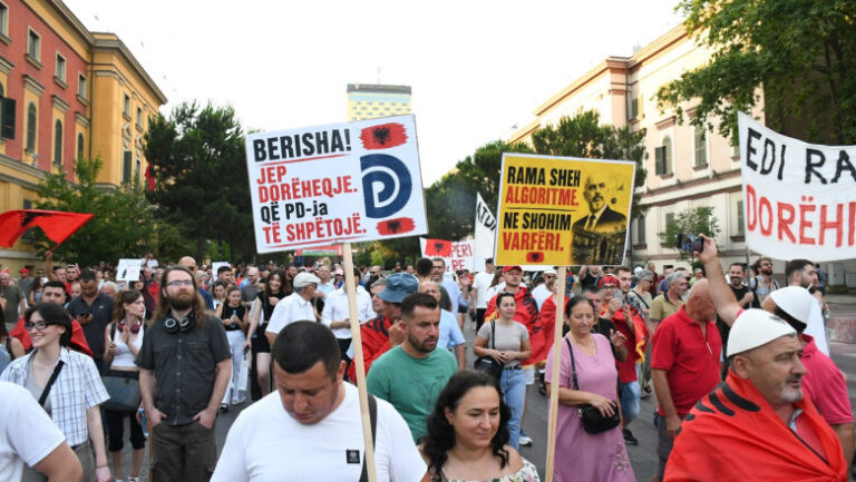 „vrem-o-noua-albanie”:-mii-de-oameni,-pe-strazile-din-tirana,-pentru-a-protesta-la-adresa-resortului-de-lux-al-ginerelui-lui-trump