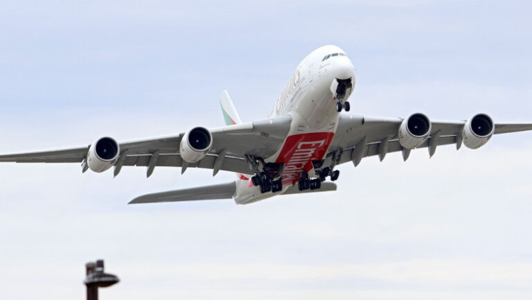 probleme-pentru-uriasele-avioane-airbus-a380:-16-aeronave-trebuie-inspectate-urgent-dupa-descoperirea-unor-fisuri-la-aripi