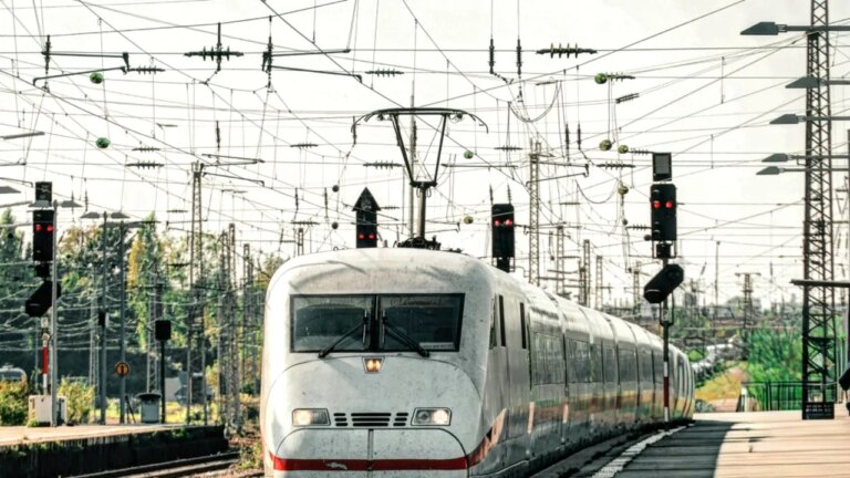 trenuri-blocate-in-germania-/-probleme-ale-sistemelor-de-comunicatii-dau-peste-cap-planurile-a-mii-de-turisti