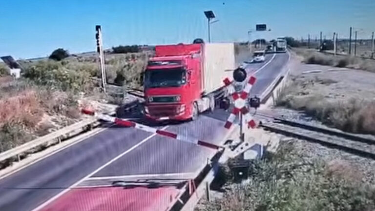 momentul-in-care-un-sofer-de-tir-trece-peste-bariera-de-cale-ferata,-in-constanta.-circulatia-feroviara-a-fost-afectata