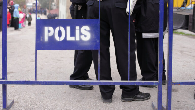politia-turca-a-impuscat-mortal-un-barbat-suspectat-de-legaturi-cu-statul-islamic.-partenera-barbatului-a-fost-arestata