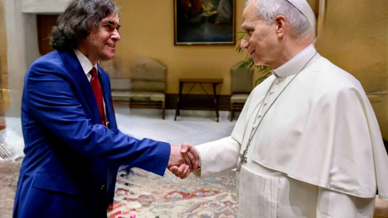 scriitorul-mircea-cartarescu-a-fost-primit-la-vatican-de-papa-leon-al-xiv-lea