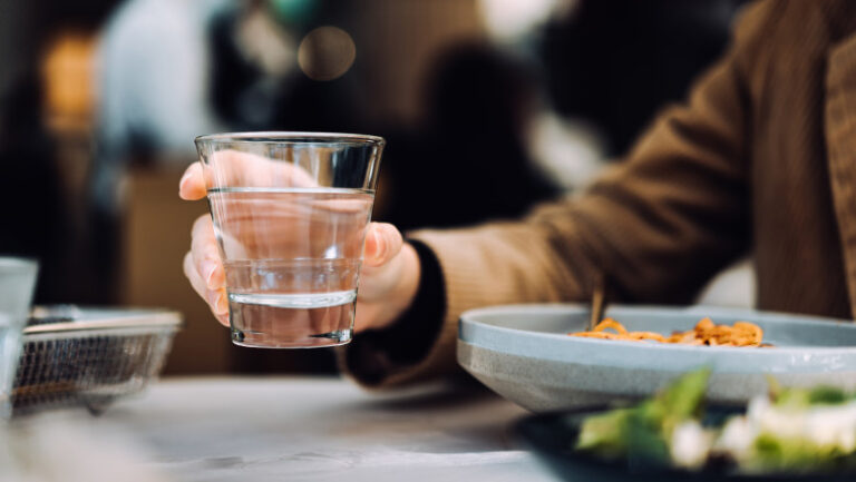„apa-nu-este-un-lux-este-un-drept”.-proiect-de-lege-pentru-ca-restaurantele-sa-ofere-gratuit-clientilor-apa-potabila-de-la-robinet