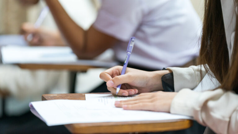 subiectele-si-baremele-de-notare-la-limba-materna-de-la-evaluarea-nationala-2026-au-fost-publicate-de-ministerul-educatiei