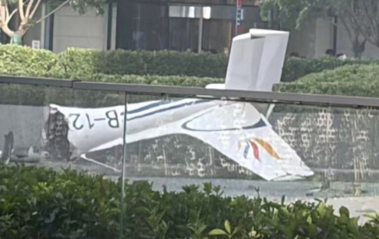 un-avion-de-mici-dimensiuni-a-lovit-cea-mai-inalta-cladire-din-beijing