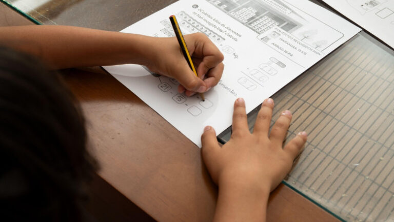 homeschooling-ilegal:-parintii-a-trei-copii-din-bihor,-trimisi-in-judecata-pentru-ca-nu-i-au-lasat-sa-mearga-la-scoala