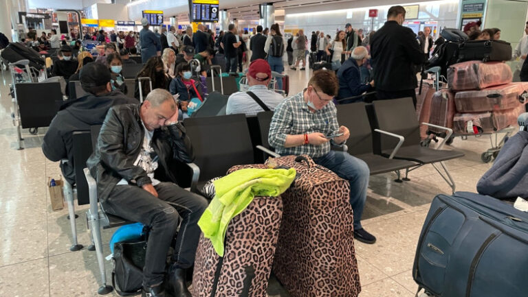 furtunile-au-dat-peste-cap-traficul-aerian-din-londra.-intarzieri-de-pana-la-11-ore-pe-aeroporturile-heathrow-si-gatwick