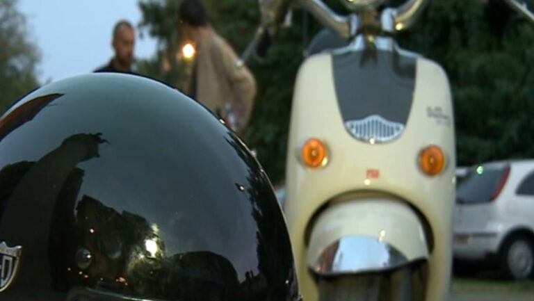 80-de-ani-de-vespa:-parada-cu-mii-de-scutere-pe-strazile-romei.-„este-ceva-special”