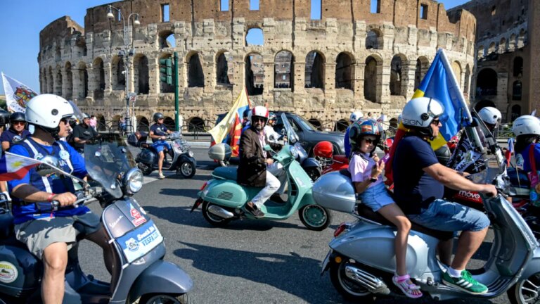 vespa-a-implinit-80-de-ani.-mii-de-pasionati-au-defilat-cu-scuterele-pe-strazile-romei:-„vespa-este-un-mod-de-viata”