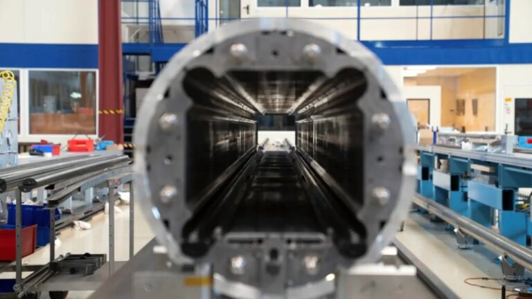 cern-opreste-din-nou-cel-mai-mare-accelerator-de-particule-din-lume-/-urmeaza-o-perioada-de-renovari-pentru-experimente-fara-precedent