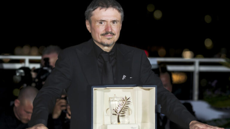 cristian-mungiu-cere-ca-sala-palatului-sa-fie-folosita-de-cineasti-pentru-premierele-romanesti.-„doar-50-de-orase-mai-au-cinematografe”