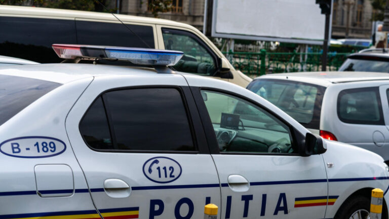 autospeciala-de-politie,-oprita-in-trafic-de-un-echipaj-de-la-rutiera-pentru-depasirea-vitezei-legale.-ipj-galati-face-verificari