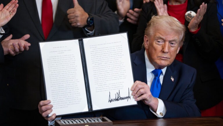 trump-semneaza-ordinul-mult-asteptat-privind-inteligenta-artificiala,-marcand-o-schimbare-de-strategie-la-casa-alba
