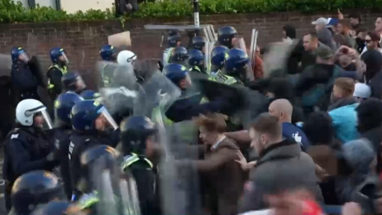 proteste-violente-in-marea-britanie,-dupa-publicarea-unor-imagini-in-care-politia-incatuseaza-un-tanar-injunghiat-care-a-murit